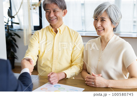 シニア夫婦と営業マン 商談 シニア夫婦と営業マン 商談 100580745