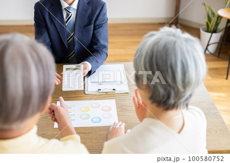 シニア夫婦と営業マン　商談 100580752