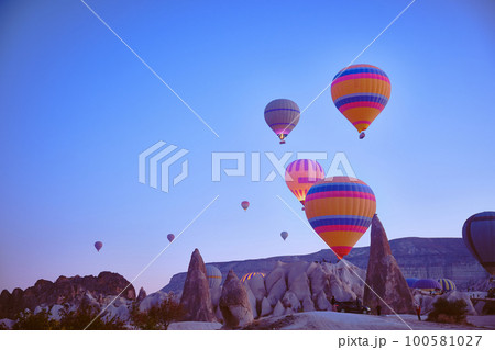 Flying hot air balloons Flying hot air balloons 100581027