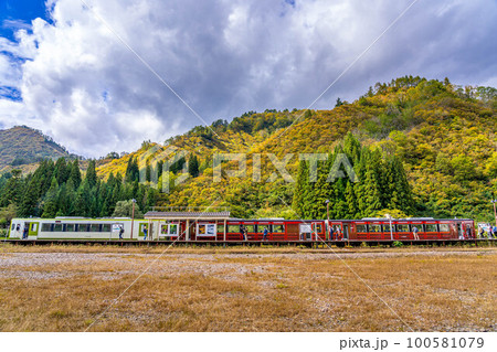 秋晴れと紅葉と臨時列車と只見駅と旅の人々と 秋晴れと紅葉と臨時列車と只見駅と旅の人々と 100581079