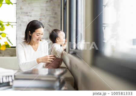 赤ちゃんとお母さん 赤ちゃんとお母さん 100581333