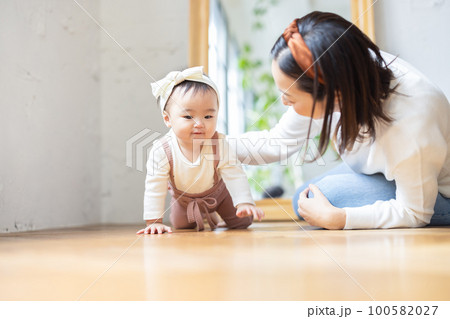 赤ちゃんとお母さん 100582027