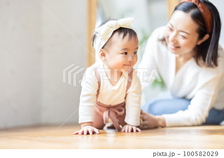 赤ちゃんとお母さん 100582029