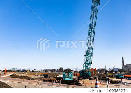 建設工事現場　重機クローラークレーン 100582254