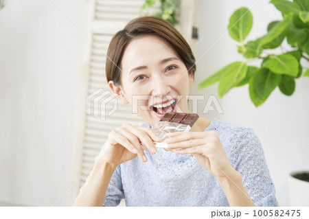 家でチョコレートを食べる女性 家でチョコレートを食べる女性 100582475