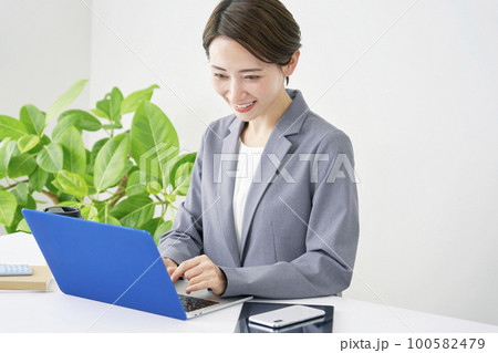ノートパソコンでデスクワークをするビジネスウーマン 100582479