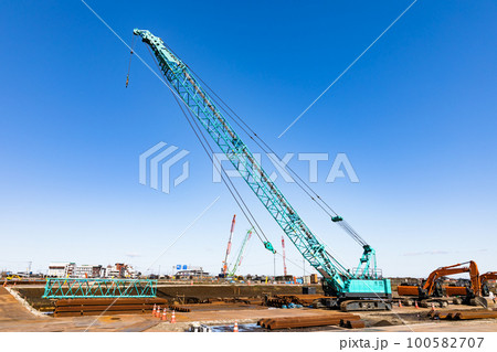 建設工事現場　重機クローラークレーン 100582707