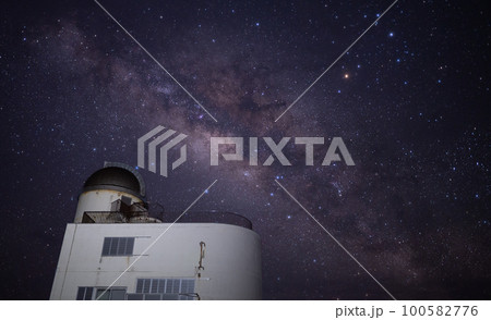 波照間島の天文台と夏の天の川 波照間島の天文台と夏の天の川 100582776