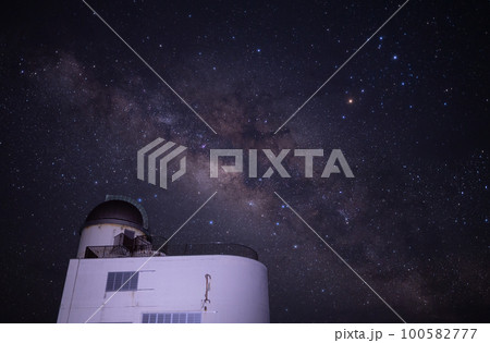 波照間島の天文台と夏の天の川 100582777