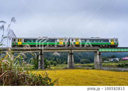 稲穂と薄と始発列車～只見線全線開通～ 100582813