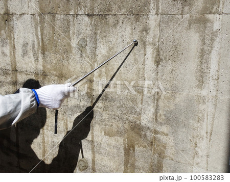 コンクリート壁の浮き部を打診検査している様子 コンクリート壁の浮き部を打診検査している様子 100583283