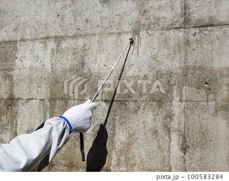 コンクリート壁の浮き部を打診検査している様子 コンクリート壁の浮き部を打診検査している様子 100583284