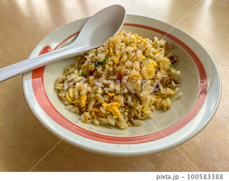 初夏の柔らかな陽ざしとチャーハン 初夏の柔らかな陽ざしとチャーハン 100583388
