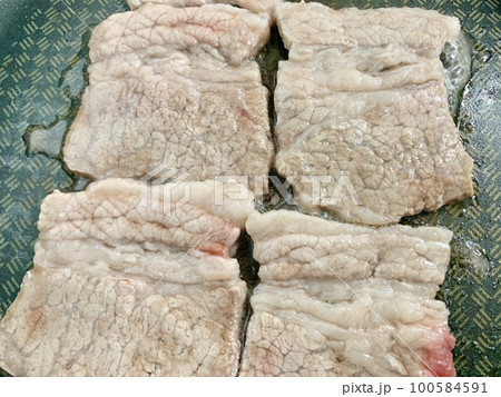 フライパンで焼くアンガス黒牛ばらカルビ焼肉　写真素材 100584591