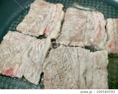 フライパンで焼くアンガス黒牛ばらカルビ焼肉　写真素材 100584593
