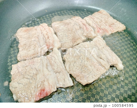 フライパンで焼くアンガス黒牛ばらカルビ焼肉　写真素材 100584595