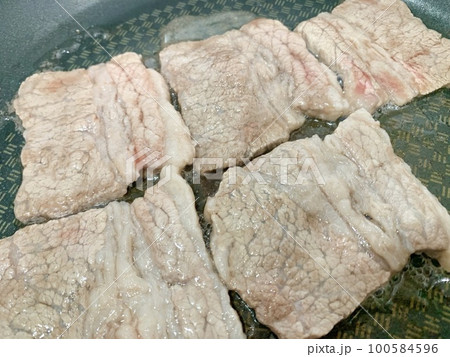 フライパンで焼くアンガス黒牛ばらカルビ焼肉　写真素材 100584596