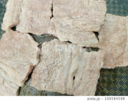 フライパンで焼くアンガス黒牛ばらカルビ焼肉　写真素材 100584598