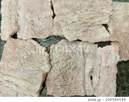 フライパンで焼くアンガス黒牛ばらカルビ焼肉　写真素材 100584599