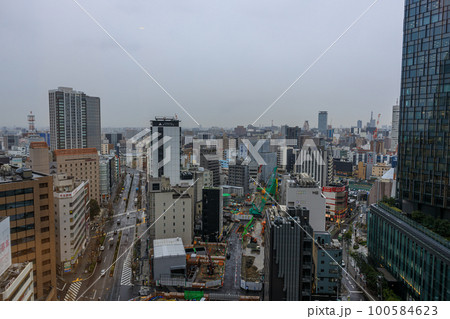 発展を続ける大都市名古屋駅周辺の雨の風景 100584623