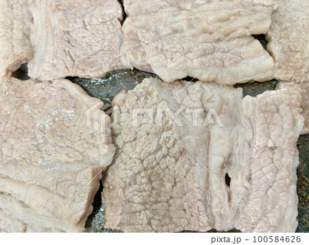 フライパンで焼くアンガス黒牛ばらカルビ焼肉　写真素材 100584626