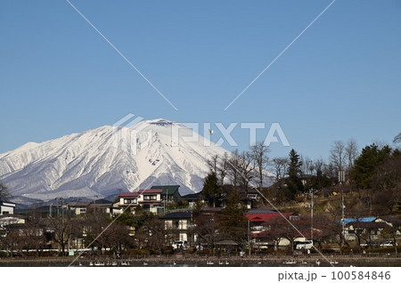 高松の池から見える岩手山 100584846