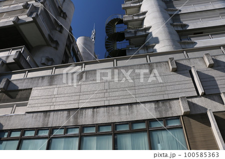 甲府駅前に建つ山梨文化会館 100585363