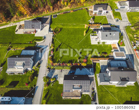 Aerial view of new housing development in suburban community  100586092