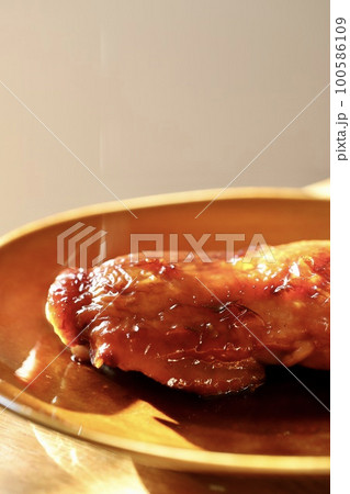 骨付きチキンレッグの照り焼き 100586109