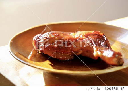 骨付きチキンレッグの照り焼き 骨付きチキンレッグの照り焼き 100586112