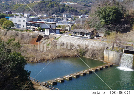 坂出市の水瓶府中湖川下の景色 100586831