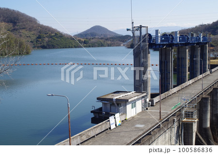 坂出市の水瓶府中湖ダムの景色 100586836