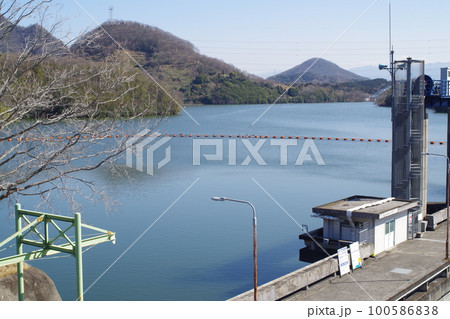 坂出市の水瓶府中湖ダムの景色 100586838