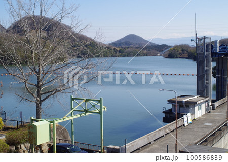 坂出市の水瓶府中湖ダムの景色 100586839