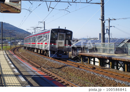 四国予讃線の讃岐府中駅の景色 100586841