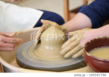 陶芸をする女性 100587796