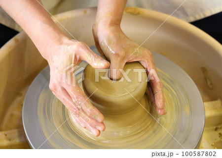 陶芸をする女性 陶芸をする女性 100587802