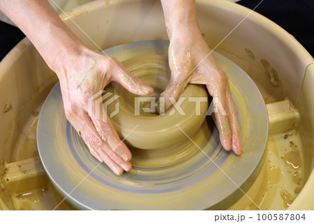 陶芸をする女性 100587804