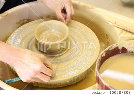陶芸をする女性 100587808
