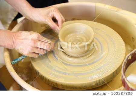 陶芸をする女性 100587809