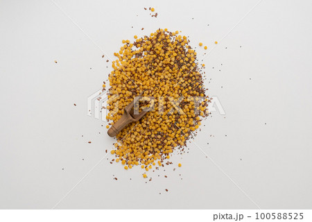 Wooden scoop with yellow lentils Wooden scoop with yellow lentils 100588525