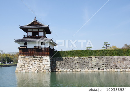 広島城 お堀と櫓 100588924