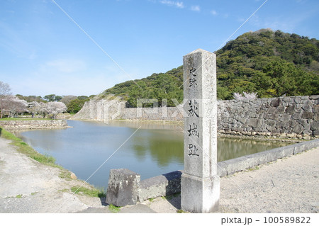 萩城 石碑とお堀 萩城 石碑とお堀 100589822