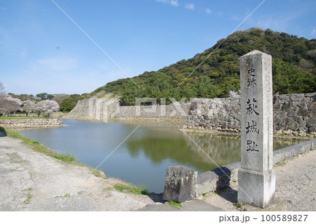 萩城 石碑とお堀 萩城 石碑とお堀 100589827