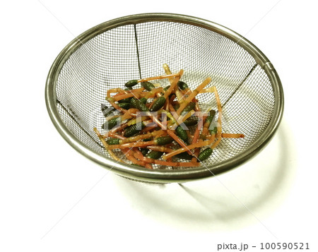 下茹でされて金ざるに盛られたつくし 下茹でされて金ざるに盛られたつくし 100590521