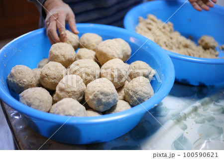 味噌作りをする様子 100590621