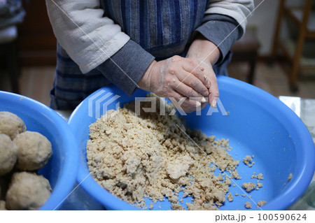 味噌作りをする様子 100590624