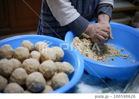 味噌作りをする様子 100590626