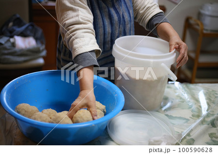 味噌作りをする様子 100590628