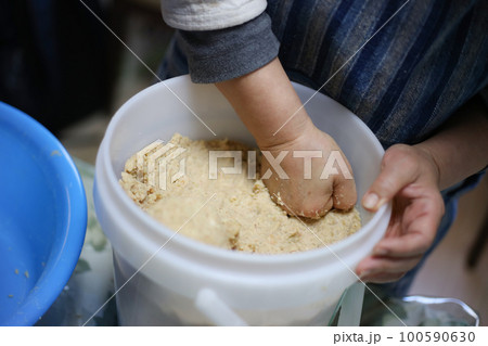 味噌作りをする様子 100590630